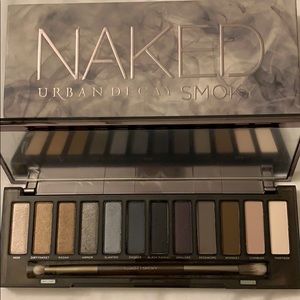 NIB  Urban Decay Naked Smoky Palette